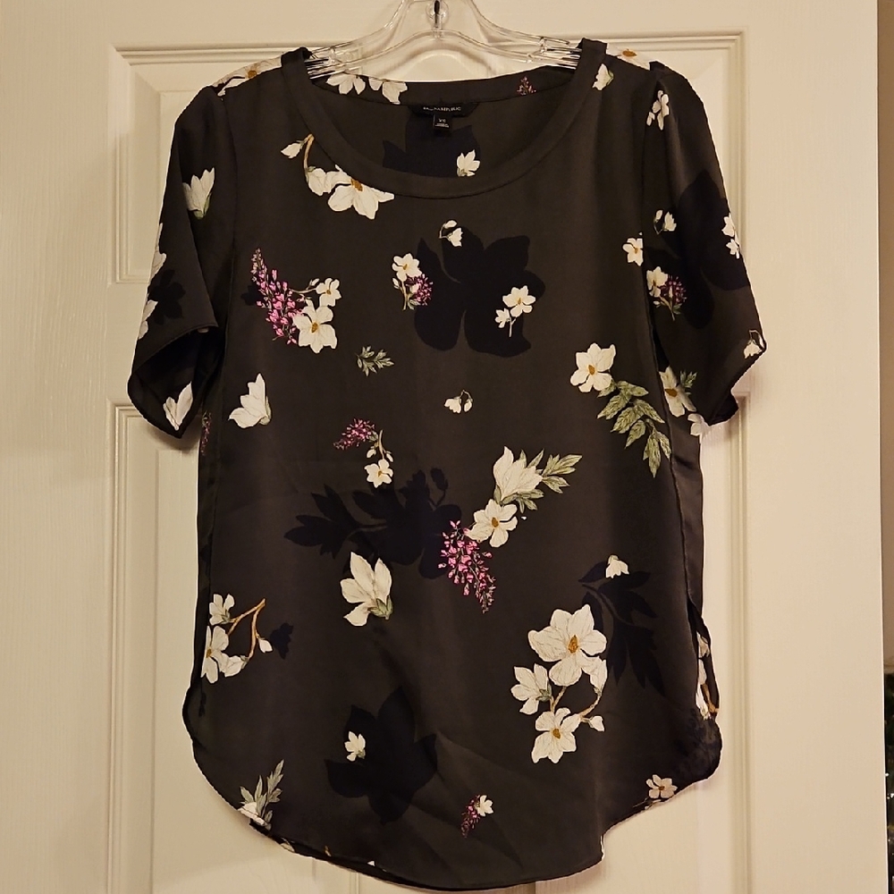 🌟Banana Republic Black Floral Blouse🌟
